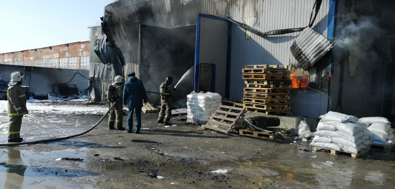 На заводе в Омске произошел мощный пожар с выбросом едких веществ На заводе в Омске произошел мощный пожар с выбросом едких веществ
