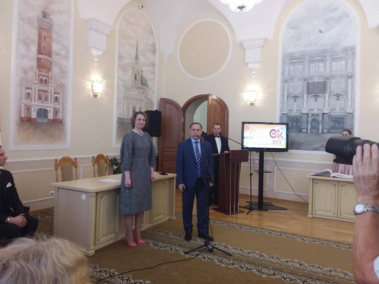 Экс-директор Омского музтеатра Ротберг растрогал до слез первых лиц города