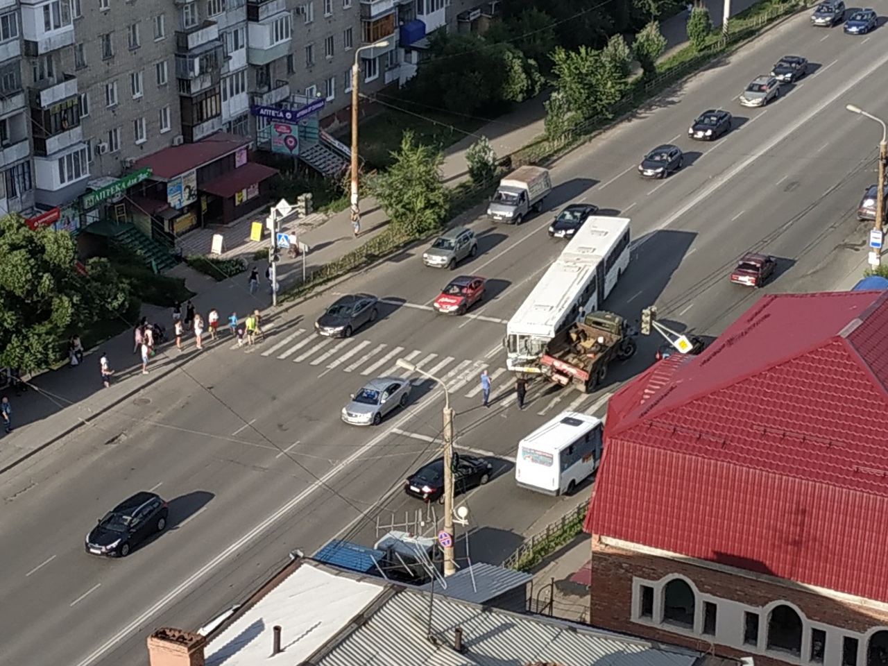 В Омске пассажирский автобус-гармошка столкнулся с грузовиком - ФОТО В Омске пассажирский автобус-гармошка столкнулся с грузовиком - ФОТО