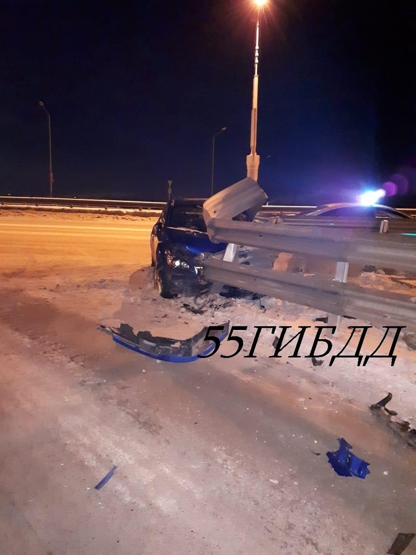 В Омске водитель иномарки сбежал, разбившись с тремя 18-летними девушками об дорожное ограждение В Омске водитель иномарки сбежал, разбившись с тремя 18-летними девушками об дорожное ограждение