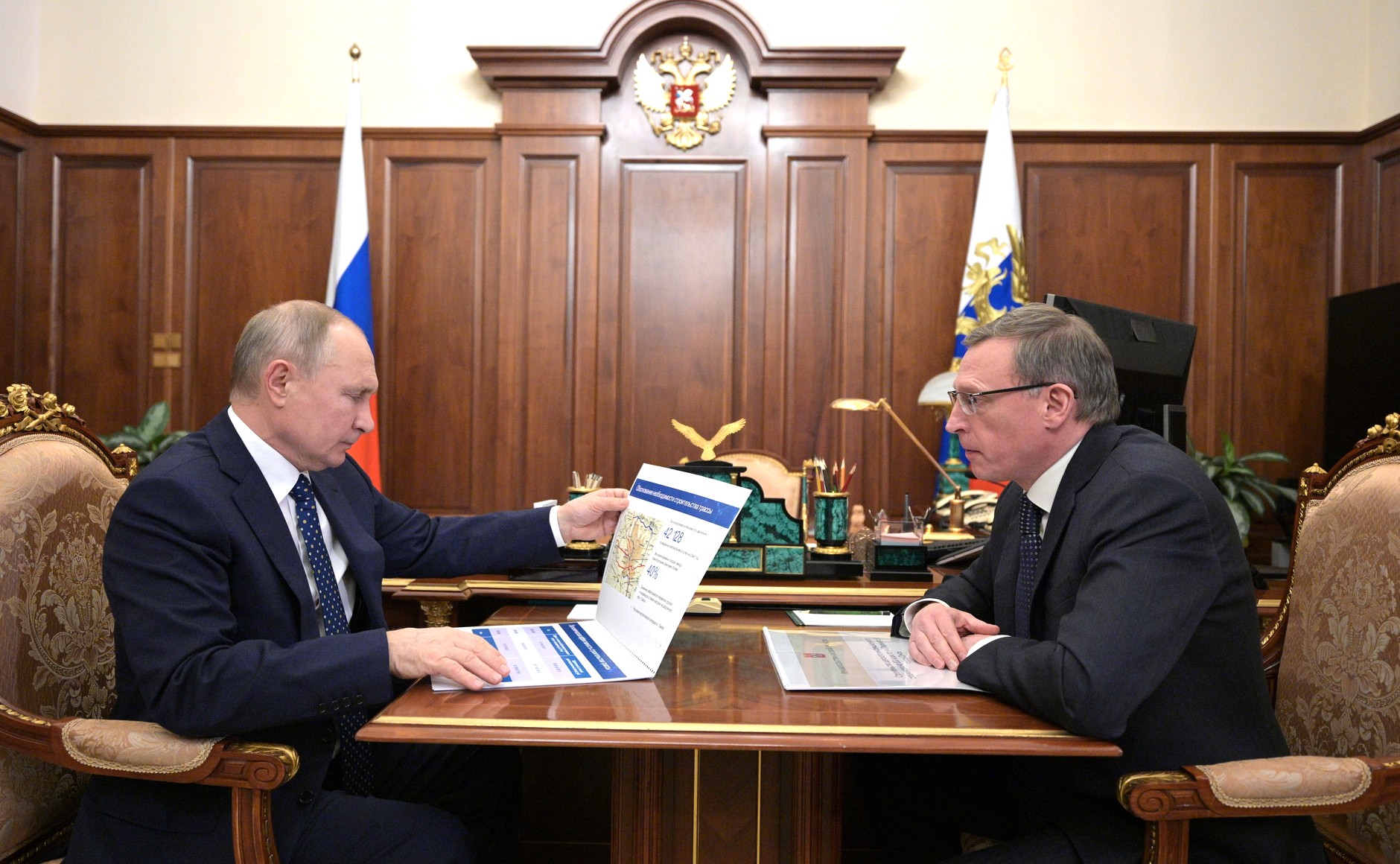 Александр Бурков доложил Путину о строительстве дорог в Омской области