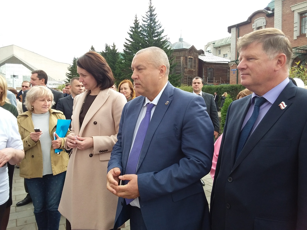 Омским депутатам устроили экскурсию по возрожденному бульвару Мартынова Омским депутатам устроили экскурсию по возрожденному бульвару Мартынова