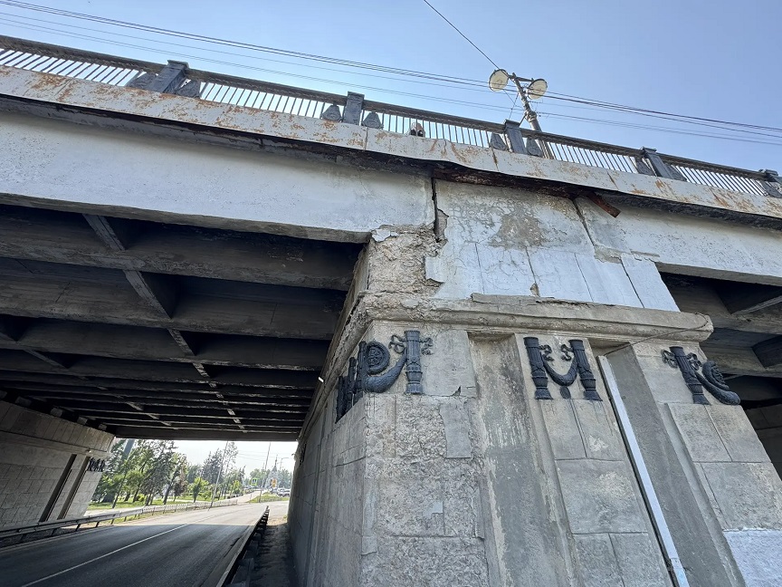 На Комсомольском мосту в Омске заметили разрушения
