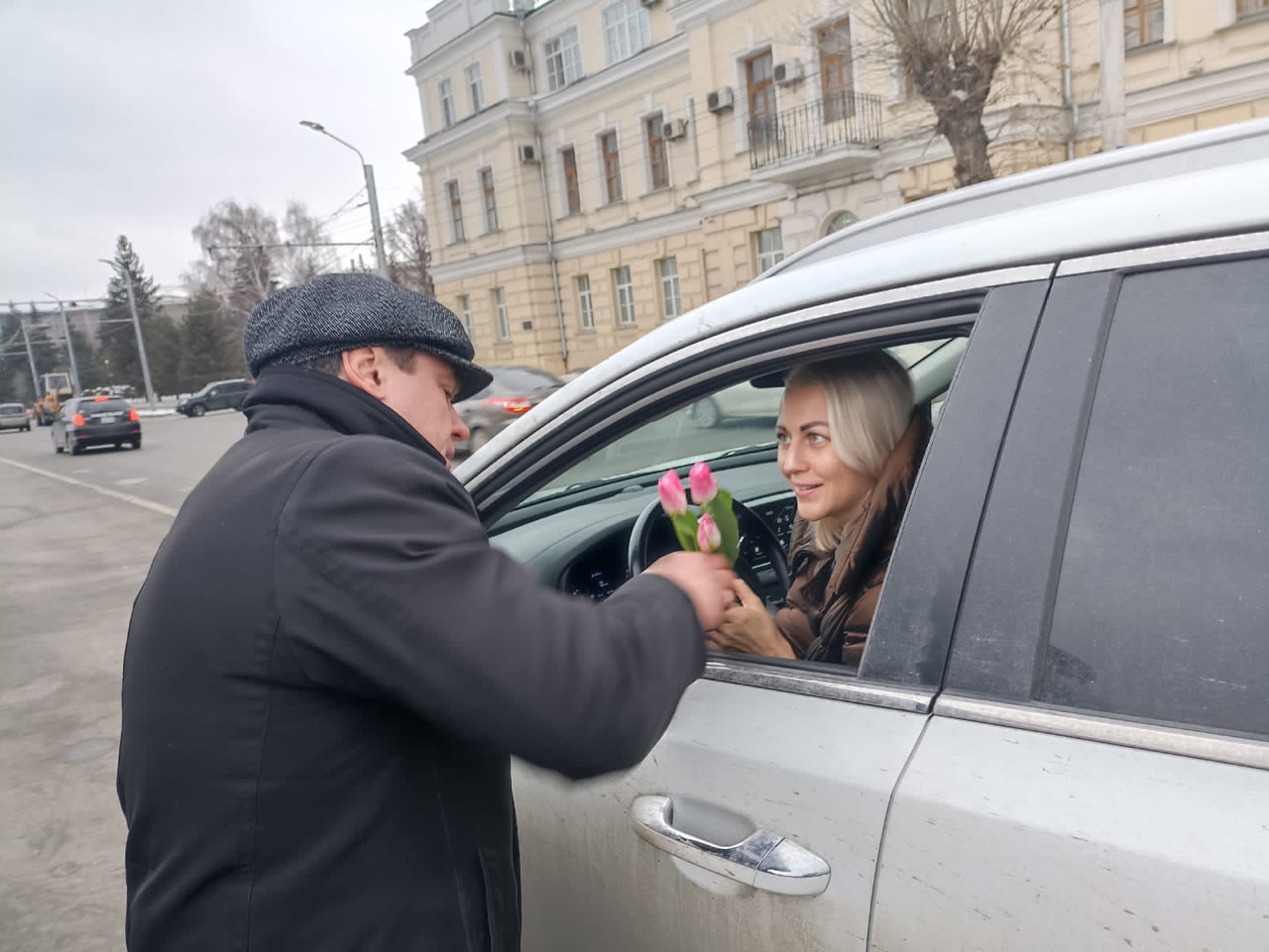 Сотрудники Госавтоинспекции и Юрий Козловский поздравили автолюбительниц с Международным женским днем