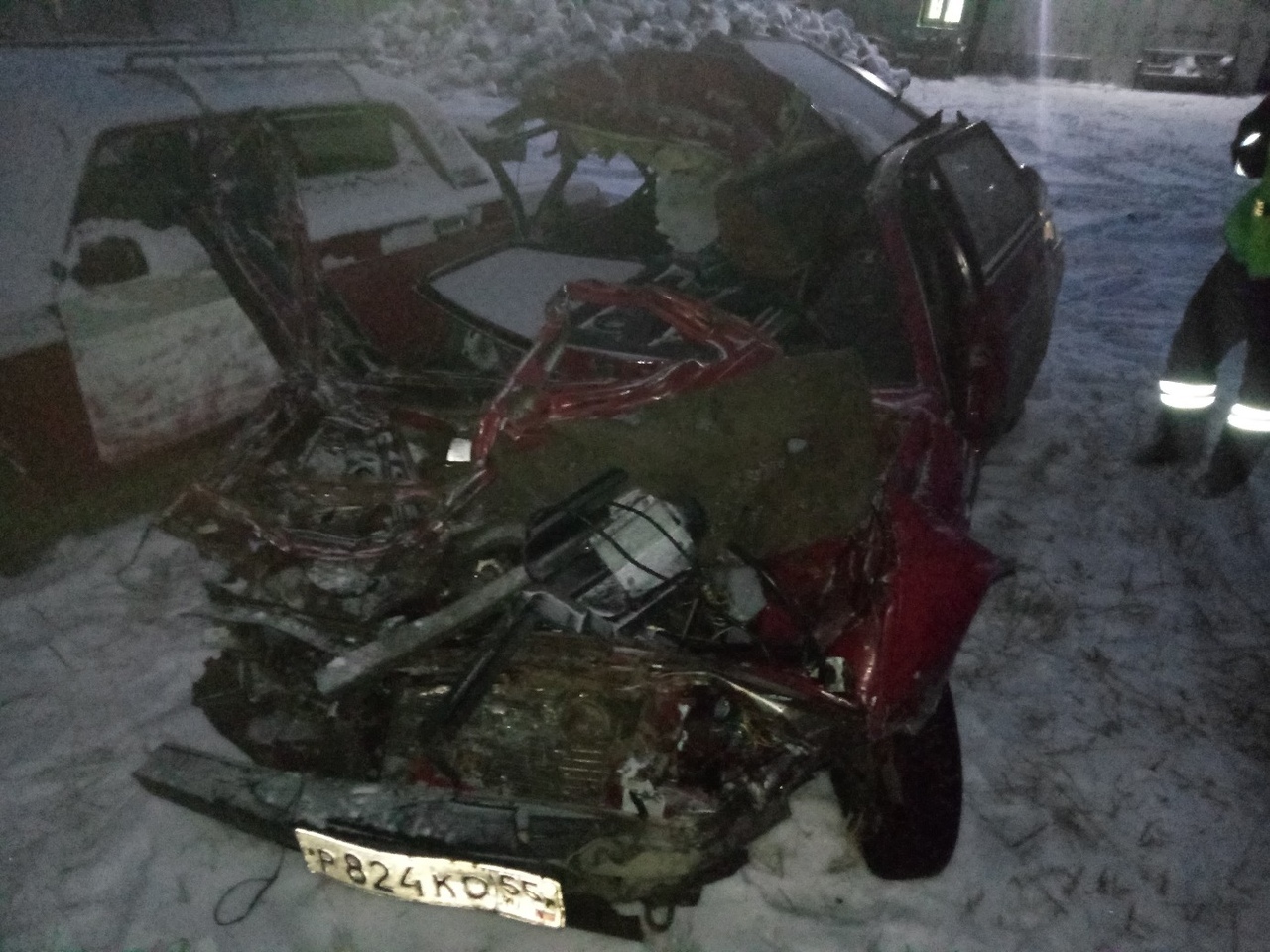 В Омской области «Лада» превратилась в груду металла, залетев под стоящую на обочине фуру