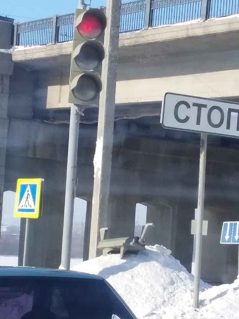 Омичи запечатлели очень уставший «наносветофор» в центре города Омичи запечатлели очень уставший «наносветофор» в центре города