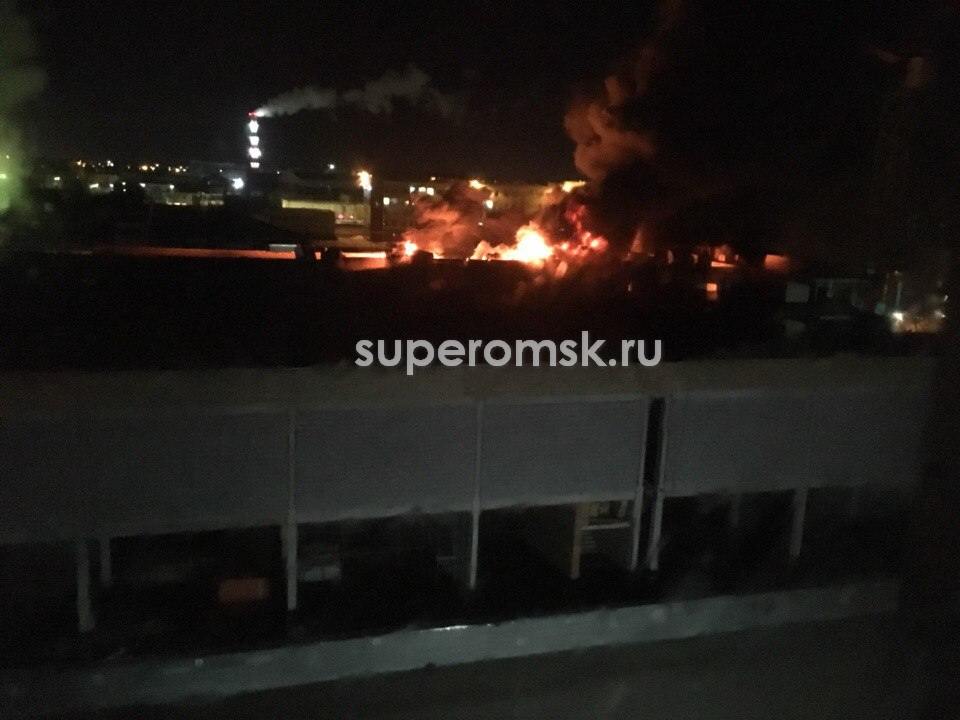 В Омске разразился ужасающий пожар на стройке у вокзала В Омске разразился ужасающий пожар на стройке у вокзала