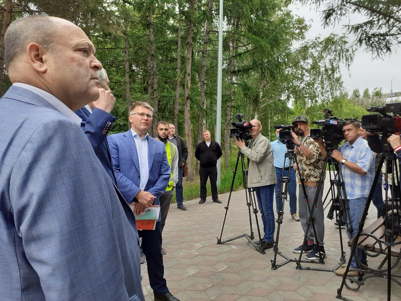 Выяснилось, что не так с новой плиткой для сквера Молодоженов в Омске, разрушающейся в руках – фото Выяснилось, что не так с новой плиткой для сквера Молодоженов в Омске, разрушающейся в руках – фото