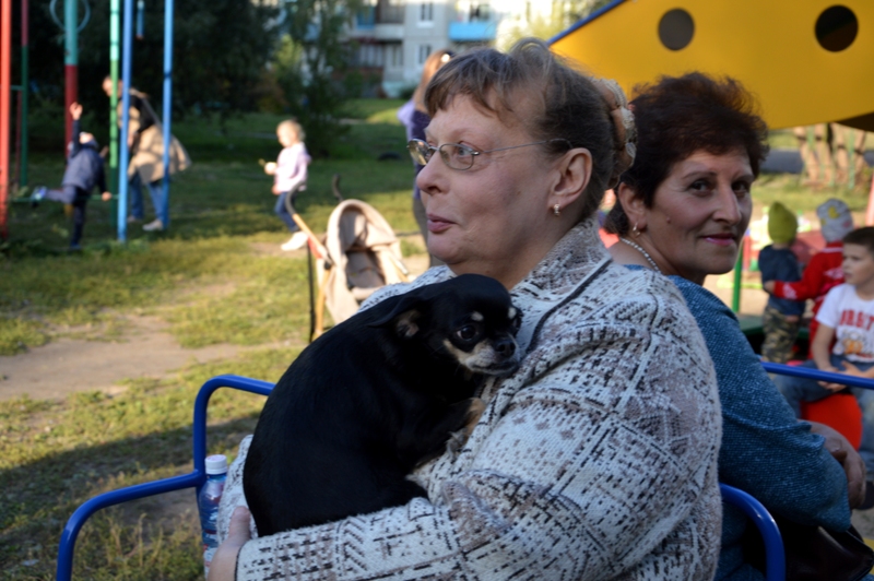 Инна Гомолко подарила на юбилей двора детскую площадку