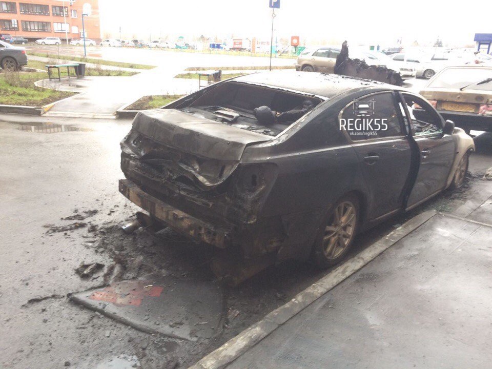В Омске под окнами жилых домов сгорел Lexus В Омске под окнами жилых домов сгорел Lexus