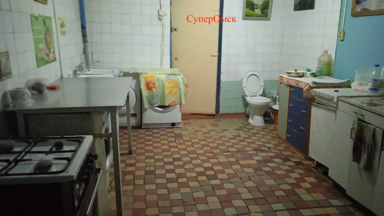 «Туалет на кухне»: как живут в общежитии с разобранной стеной в омских Нефтяниках «Туалет на кухне»: как живут в общежитии с разобранной стеной в омских Нефтяниках