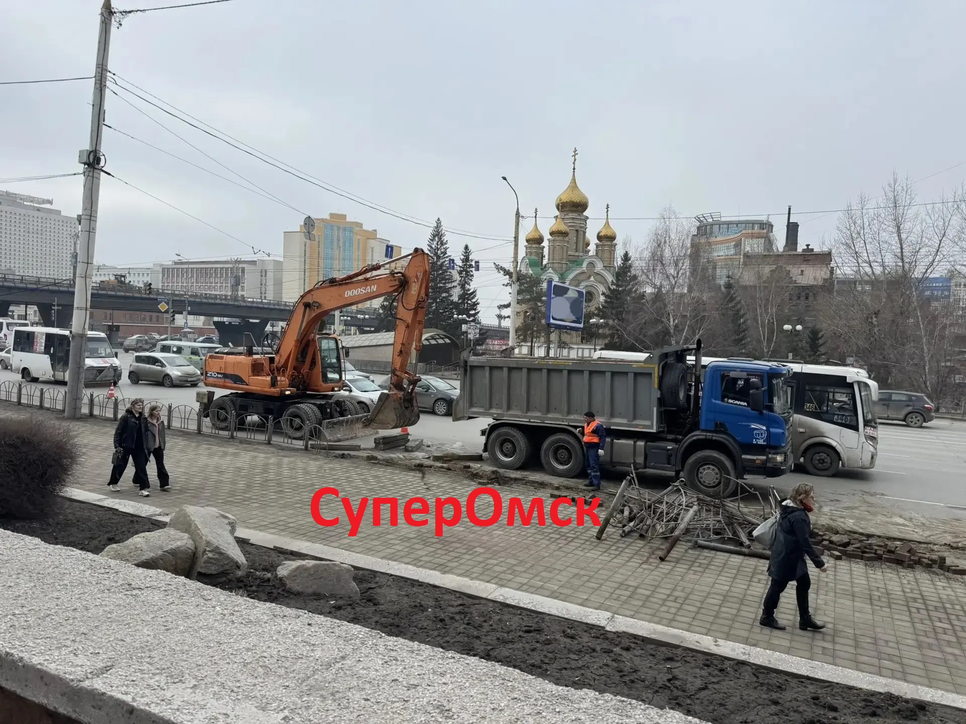 На Красном Пути в центре Омска начались дорожные работы На Красном Пути в центре Омска начались дорожные работы