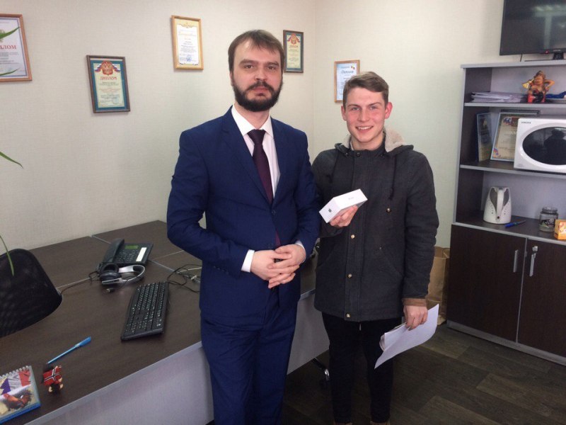Победитель конкурса Кирилл Ковалев и гендиректор Первого городского телеканала Павел Корольков