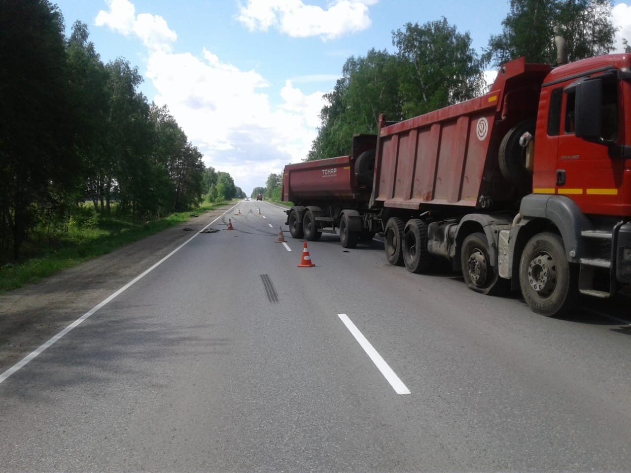 На омской трассе легковушка вдребезги разбилась об фуру На омской трассе легковушка вдребезги разбилась об фуру