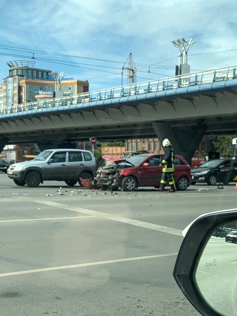 ДТП с участием скорой помощи под омским метромостом попало на видео ДТП с участием скорой помощи под омским метромостом попало на видео