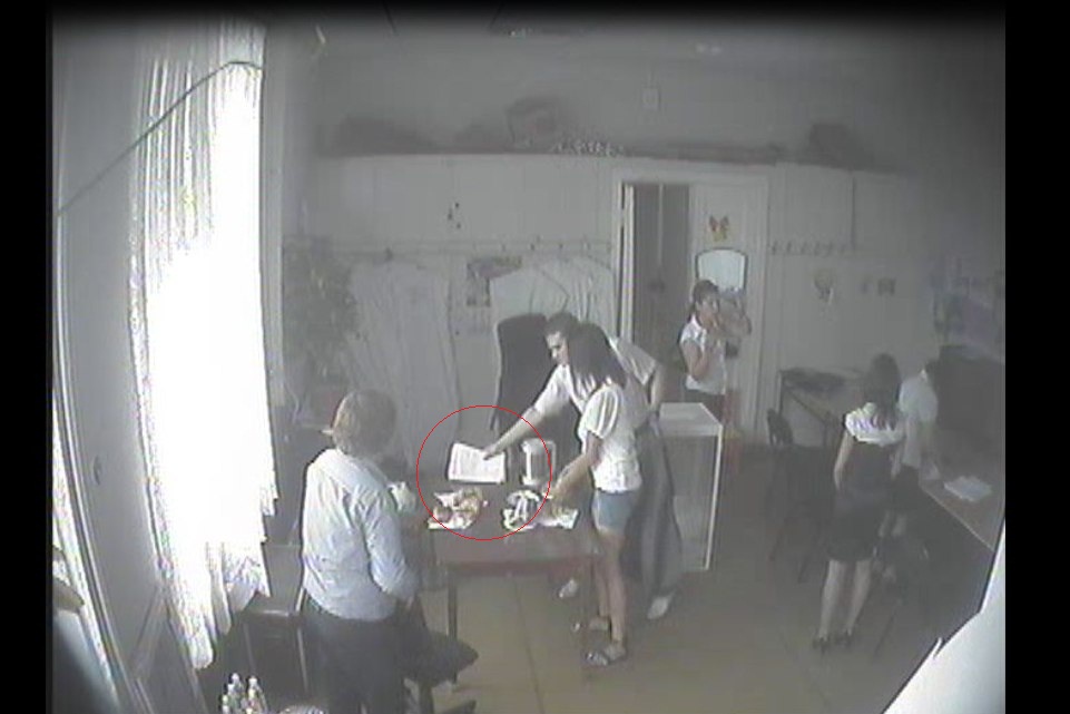 СКАНДАЛ: В Омске зафиксирован вброс бюллетеней на праймериз 2011 года (ВИДЕО) СКАНДАЛ: В Омске зафиксирован вброс бюллетеней на праймериз 2011 года (ВИДЕО)