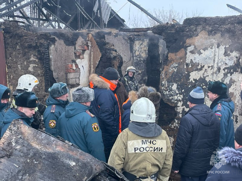 Фото с места трагедии, пресс-служба МЧС по Омской области В МЧС показали, что осталось от сгоревшего дома в Павлоградском районе, где погибли трое детей