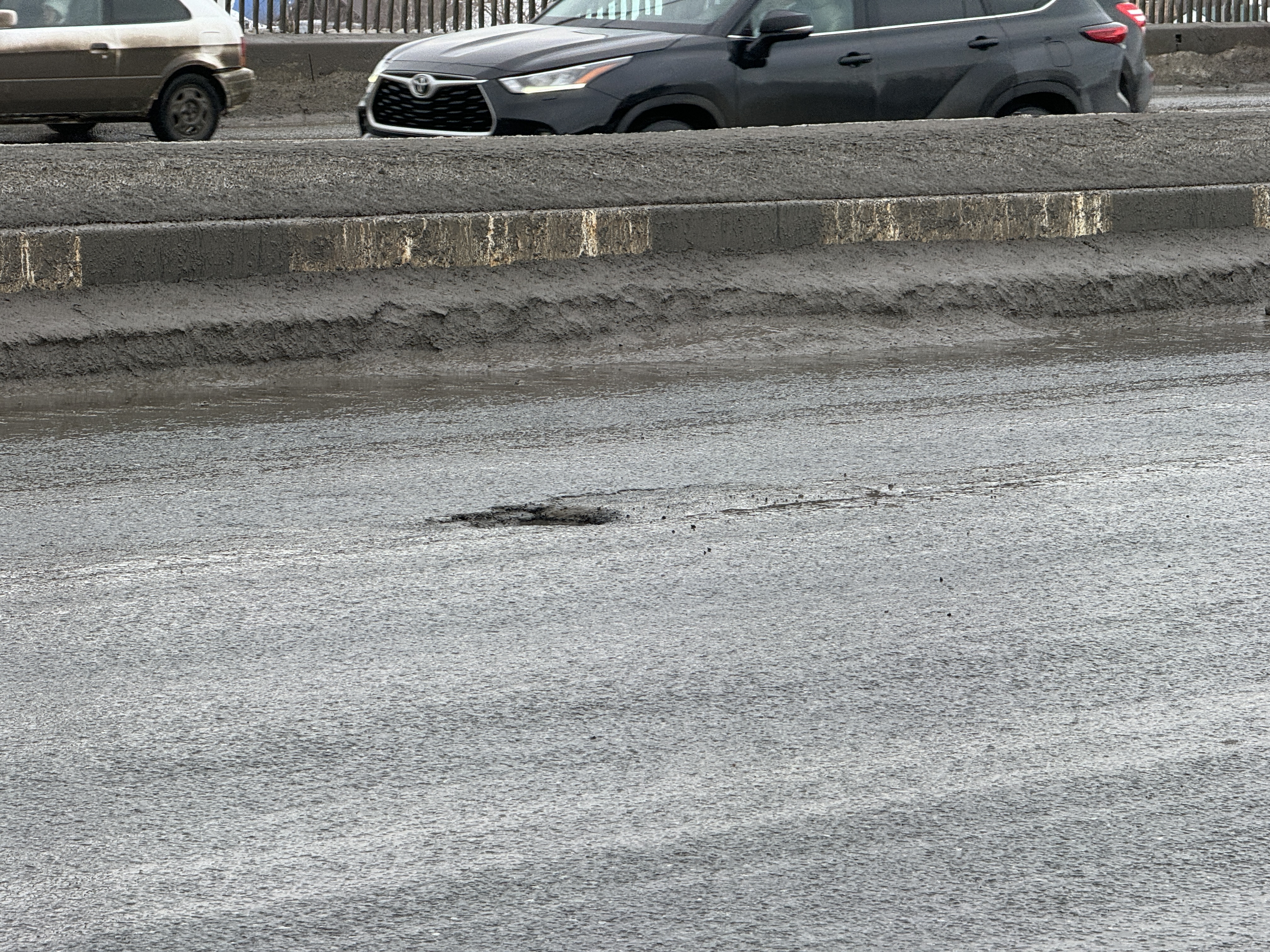 Фрунзенский мост Омска пошел ямами после ремонта Фрунзенский мост Омска пошел ямами после ремонта