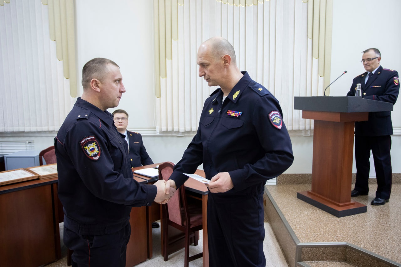 Начальник УМВД России по Омской области Крючков наградил отличившихся полицейских