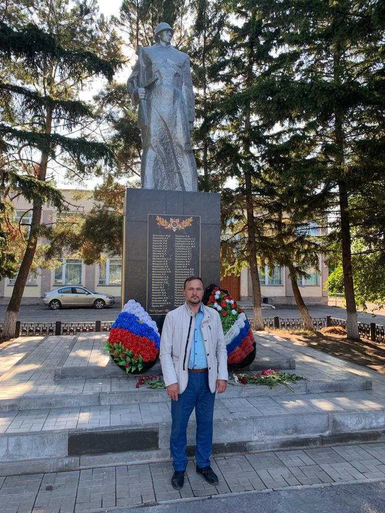 Геннадий Долматов возложил цветы в память о воинах-земляках Геннадий Долматов возложил цветы в память о воинах-земляках