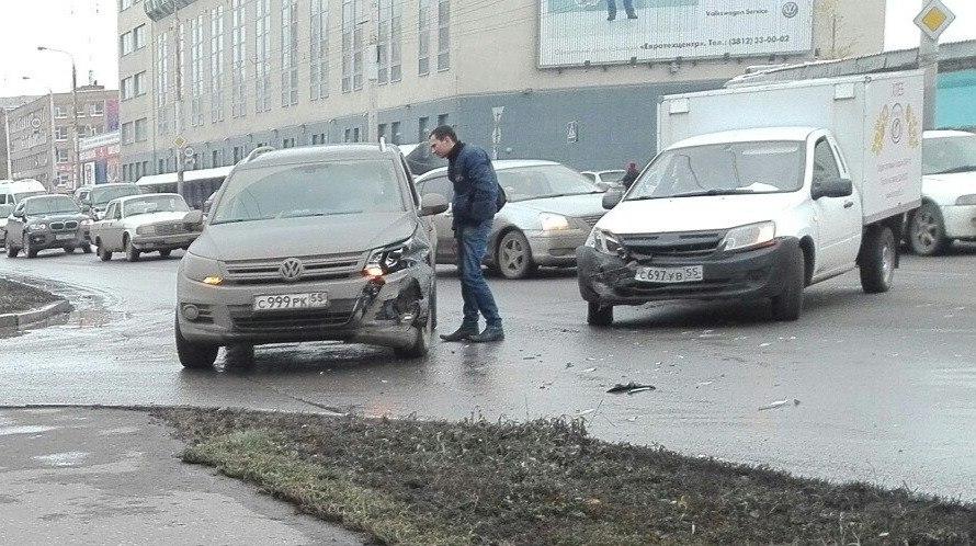 В Омске хлебовоз совершил два тарана за день В Омске хлебовоз совершил два тарана за день