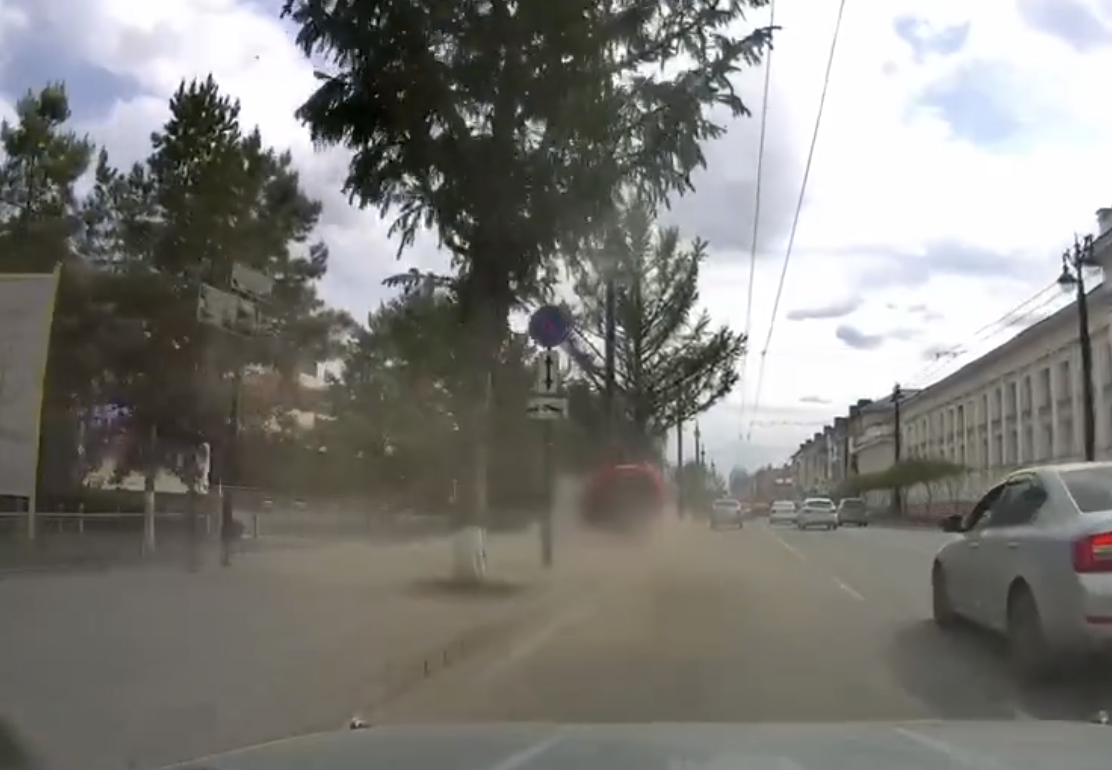 Появилось видео мощного тарана фонаря у Омской филармонии легковушкой Появилось видео мощного тарана фонаря у Омской филармонии легковушкой
