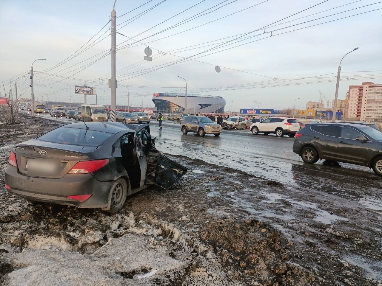 У «Арены» в Омске автомобили жестко разбились в массовом ДТП с полной пассажиров маршруткой, есть пострадавшие