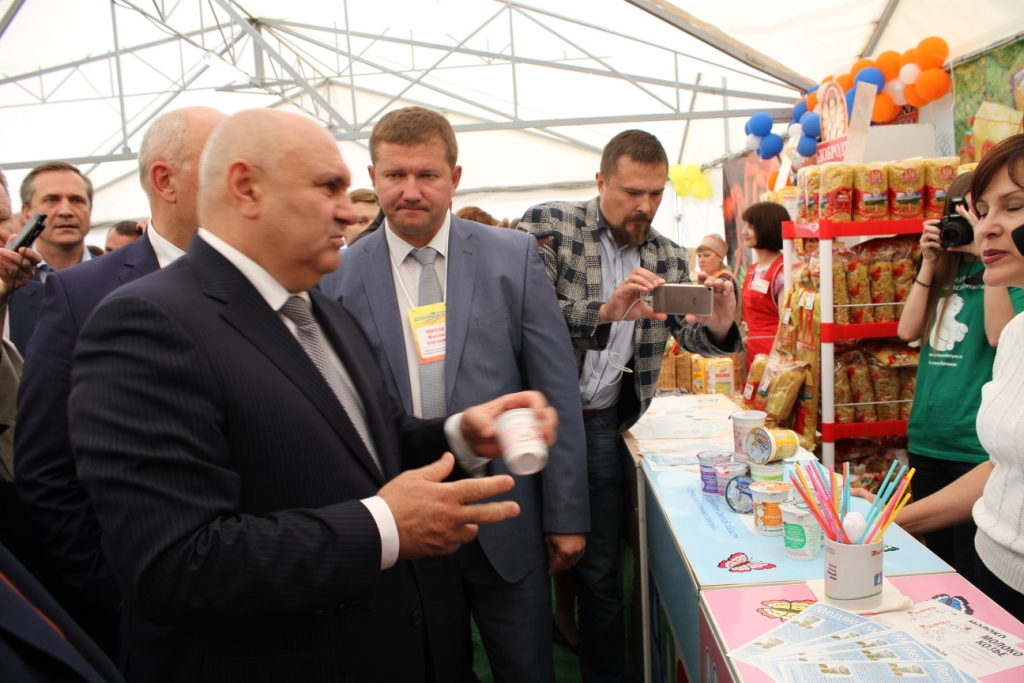 Неизвестная омичка покормила Назарова на «Агро-Омске 2017» Неизвестная омичка покормила Назарова на «Агро-Омске 2017»