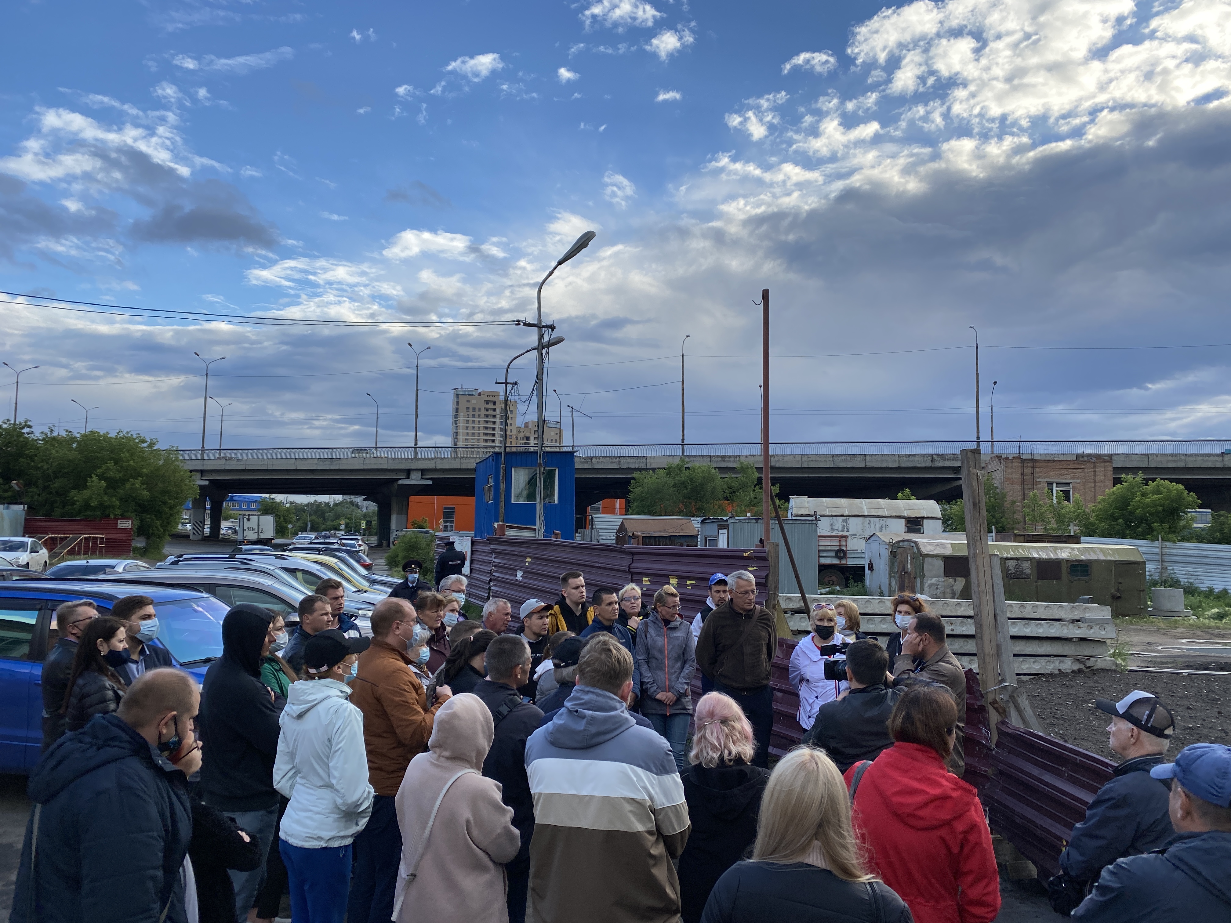Работы по зеленому дому в центре Омска встали: на сход дольщиков приехала полиция Работы по зеленому дому в центре Омска встали: на сход дольщиков приехала полиция