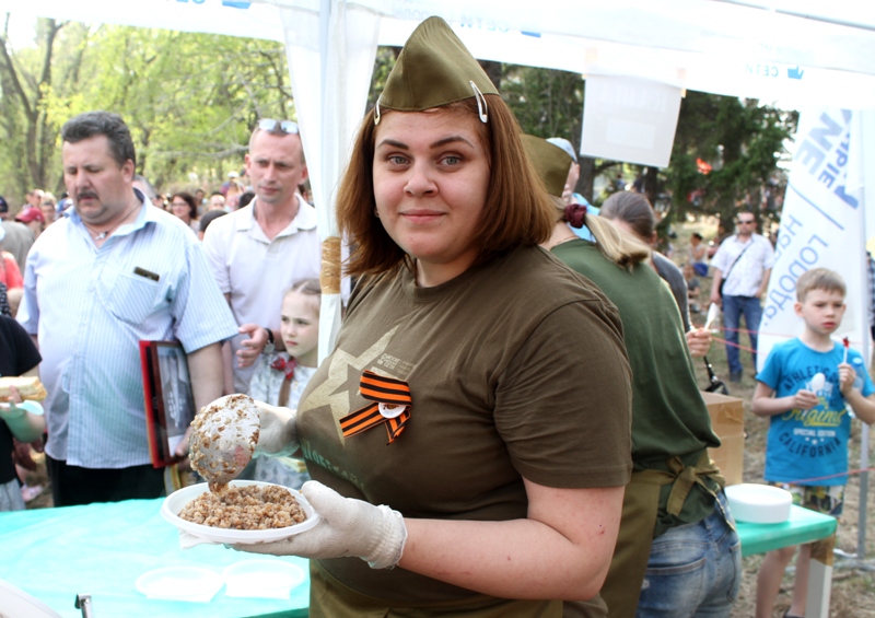 «Омские кабельные сети» угостили горожан солдатской кашей на полевой кухне в День Победы «Омские кабельные сети» угостили горожан солдатской кашей на полевой кухне в День Победы