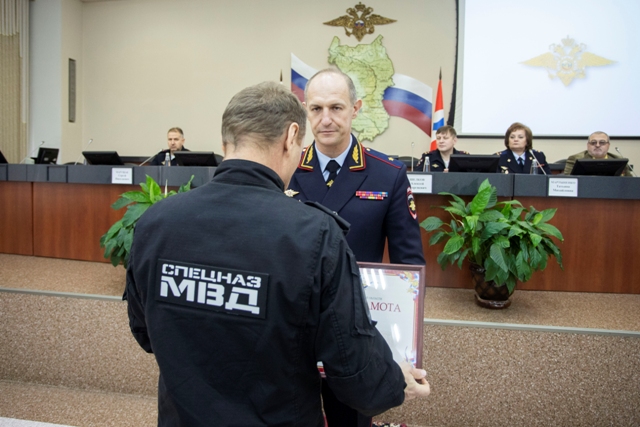 Омских полицейских наградили после 6-месячной командировки в Херсонскую область Омских полицейских наградили после 6-месячной командировки в Херсонскую область