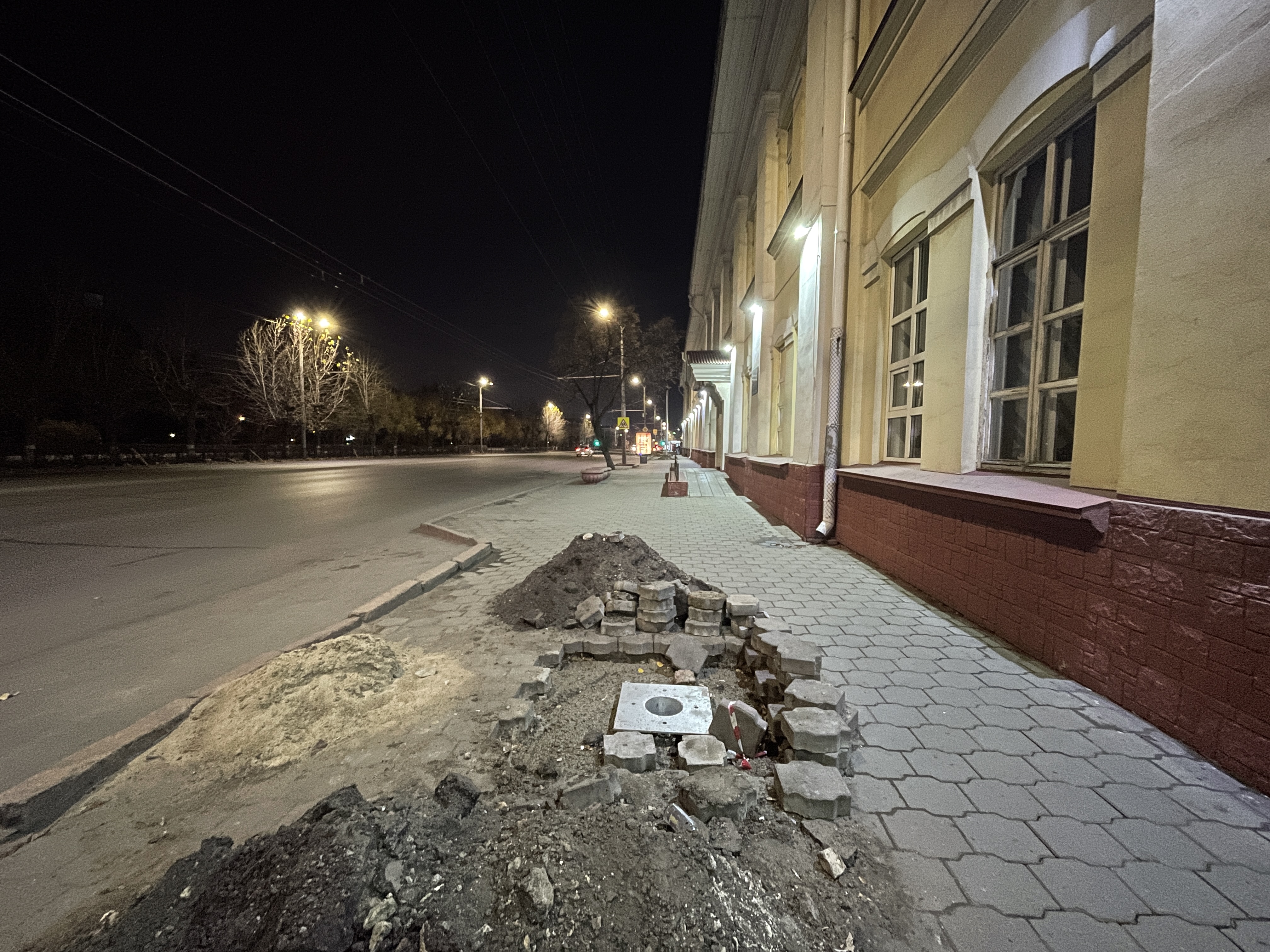 В центре Омска ради автомобильной полосы урезают пешеходную зону В центре Омска ради автомобильной полосы урезают пешеходную зону