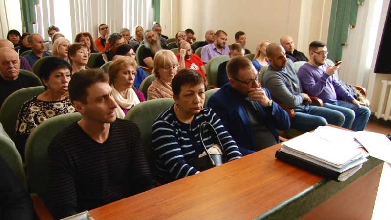 Жители омского поселка уже год борются с уральским предпринимателем, скупившим их дороги