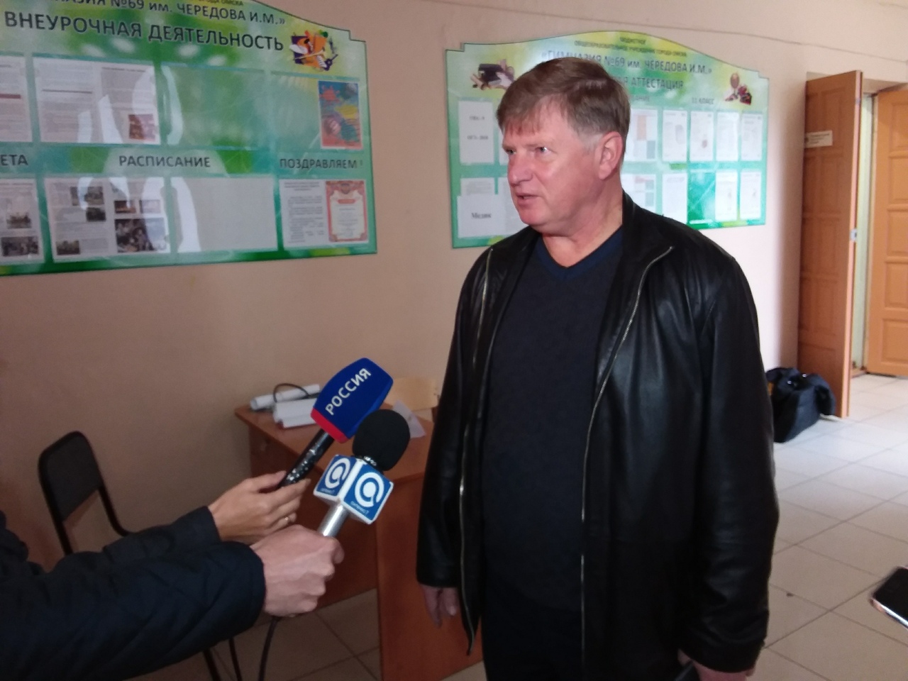 Спикер омского горсовета Корбут на избирательном участке не стал брать билет на «бесплатного Билана» Спикер омского горсовета Корбут на избирательном участке не стал брать билет на «бесплатного Билана»