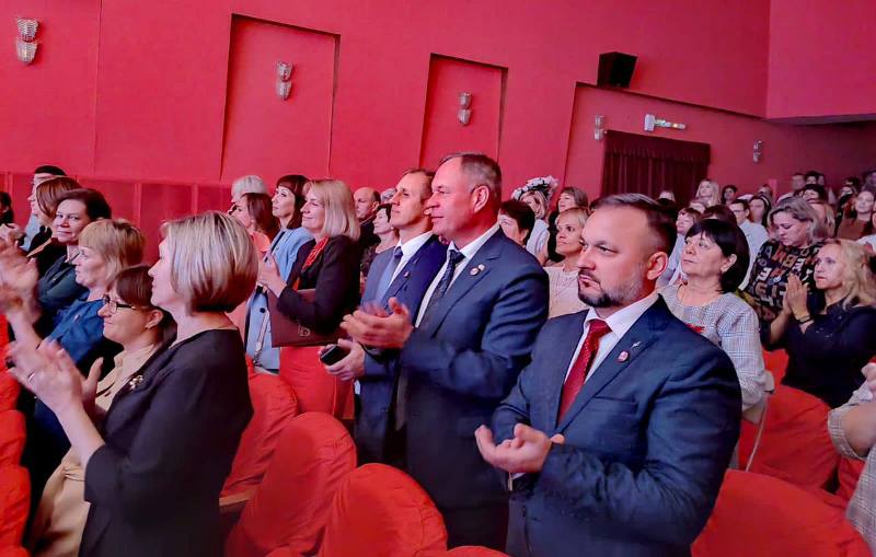 В Омском районе состоялся масштабный праздник в честь учителей В Омском районе состоялся масштабный праздник в честь учителей