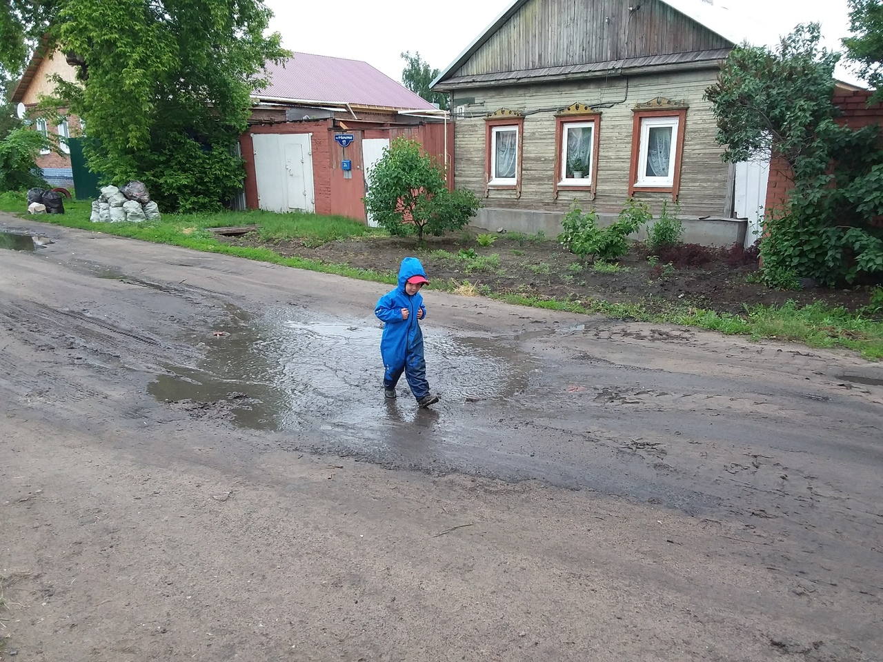 Жители Порт-Артура взбунтовались против сноса детской площадки в угоду машинам: репортаж Жители Порт-Артура взбунтовались против сноса детской площадки в угоду машинам: репортаж