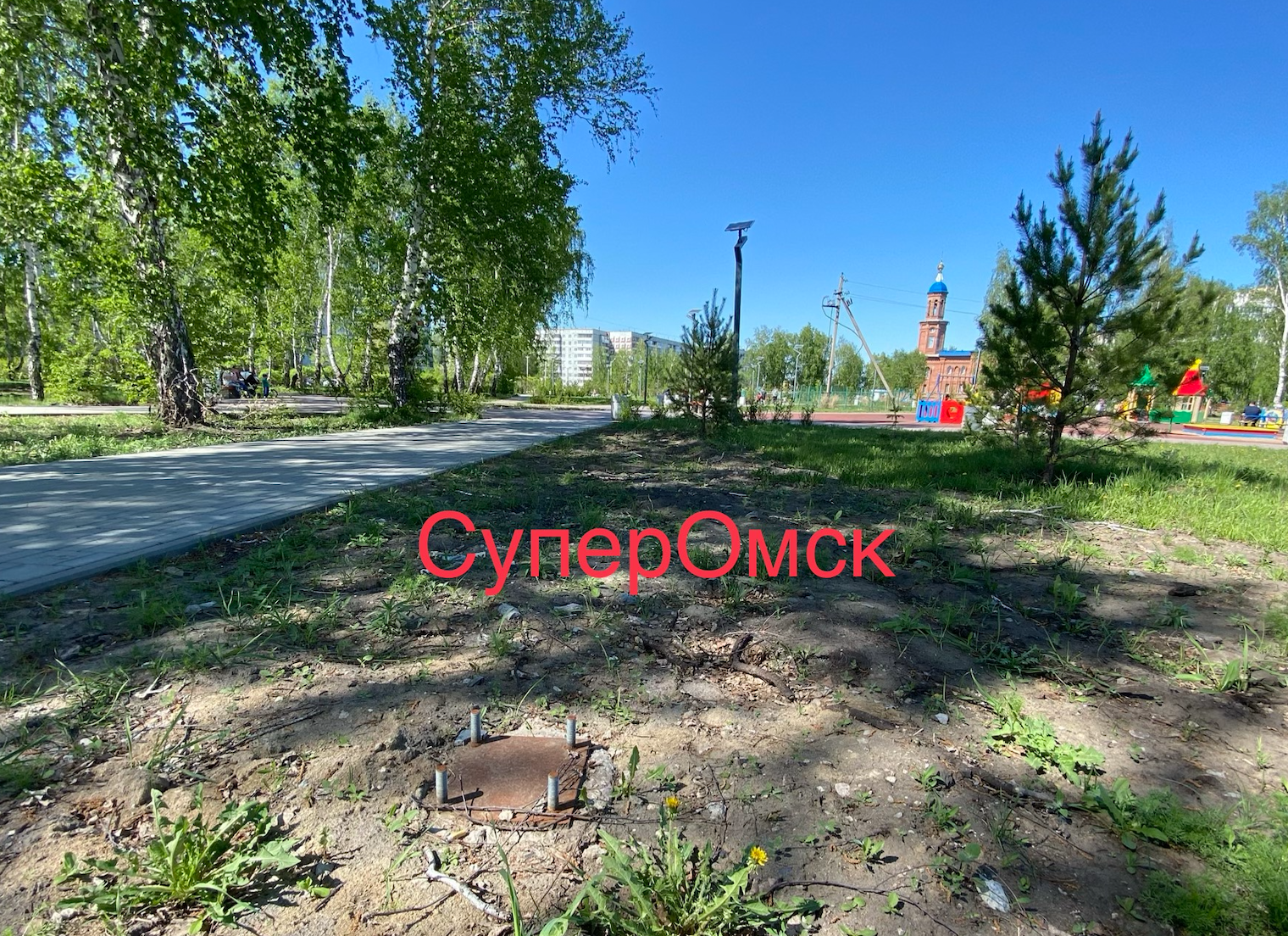 У стелы на въезде в Омск на Сыропятском тракте «исчезли» солнечные батареи