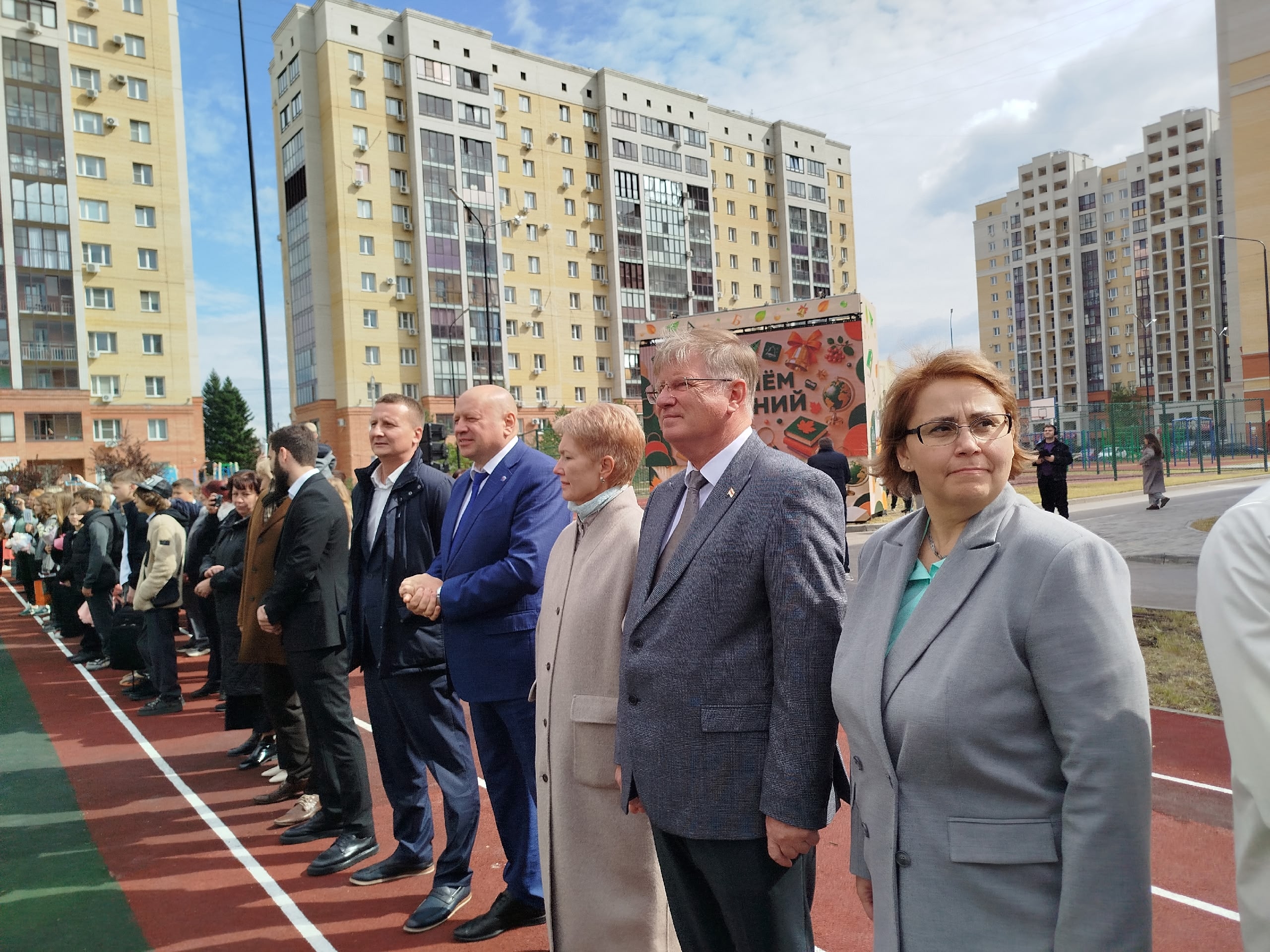 Владимир Корбут напутствовал учеников новой школы в омском «Серебряном береге» Владимир Корбут напутствовал учеников новой школы в омском «Серебряном береге»