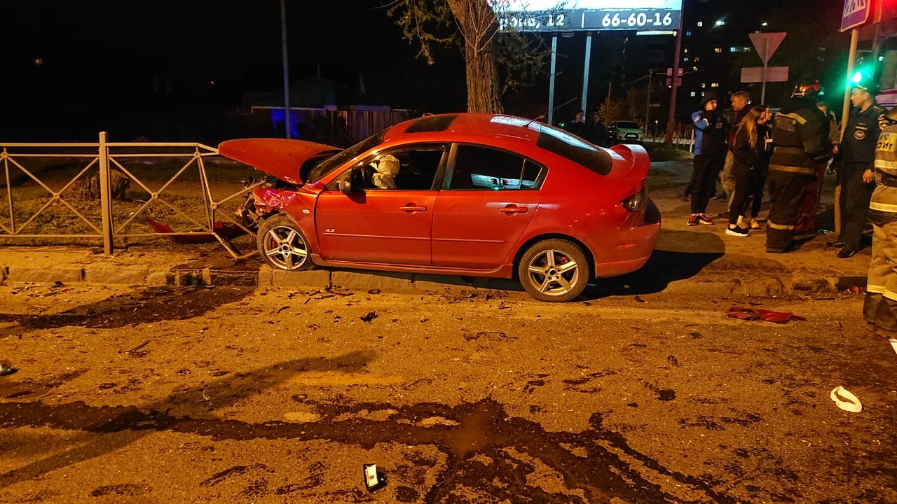 В Омске на Рабочих мощно расхлестались «Мазда» и «копейка» В Омске на Рабочих мощно расхлестались «Мазда» и «копейка»
