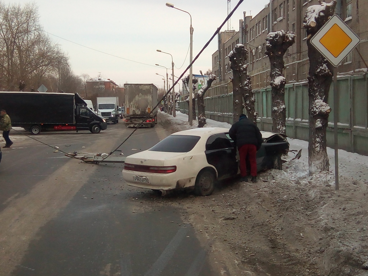 Омские водители продолжают «калечить» столбы Омские водители продолжают «калечить» столбы