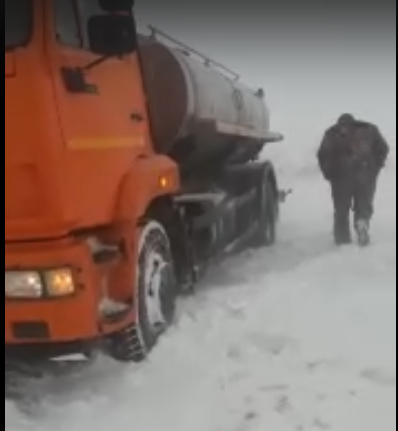 В жуткую метель около 10 автомобилей застряли на закрытой омской трассе В жуткую метель около 10 автомобилей застряли на закрытой омской трассе