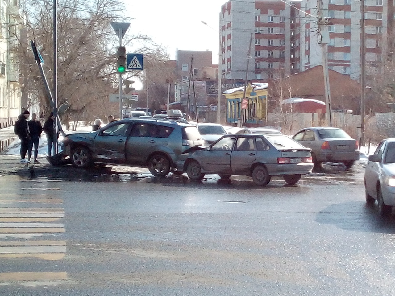В Омске на оживленном перекрестке после ДТП пострадал светофор
