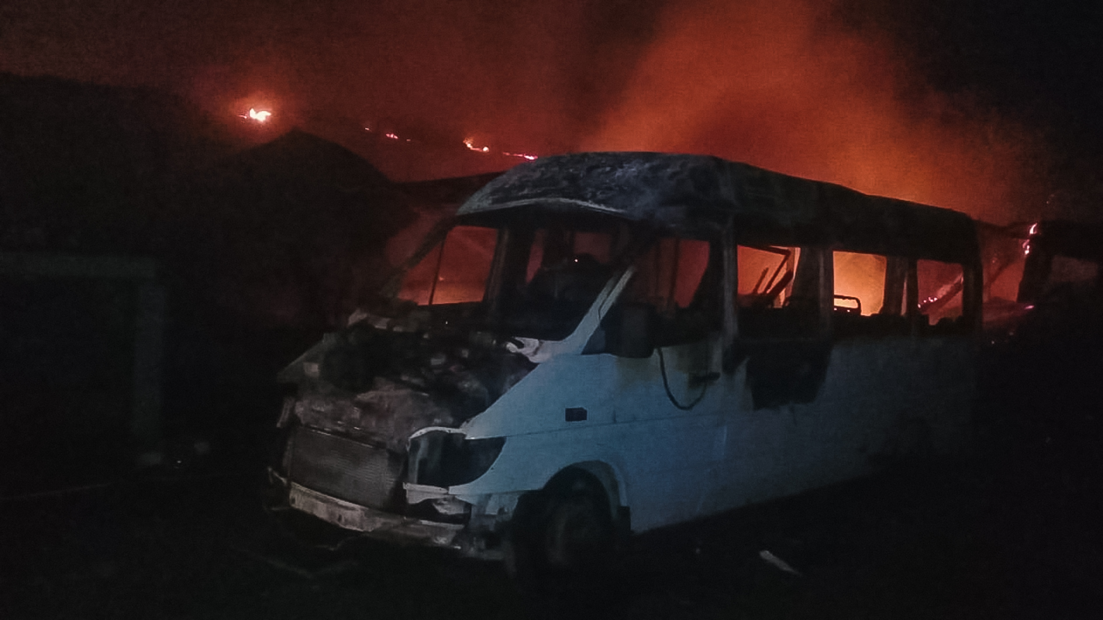Под Омском куры и свиньи оказались замурованными в смертельном плену полыхающего дома