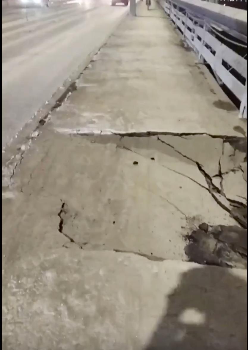 В Омске частично обрушилась открытая часть моста у Телецентра