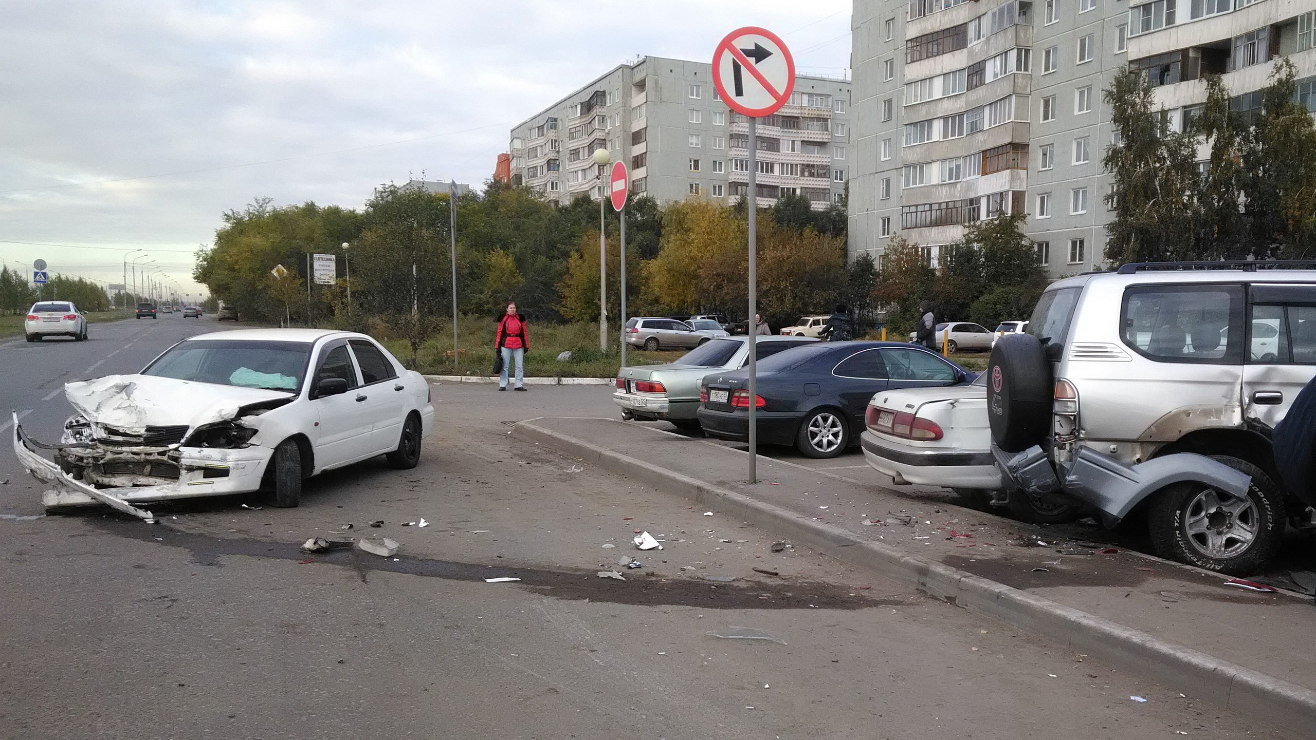 В Омске пьяный лихач протаранил три случайные машины - фото В Омске пьяный лихач протаранил три случайные машины - фото