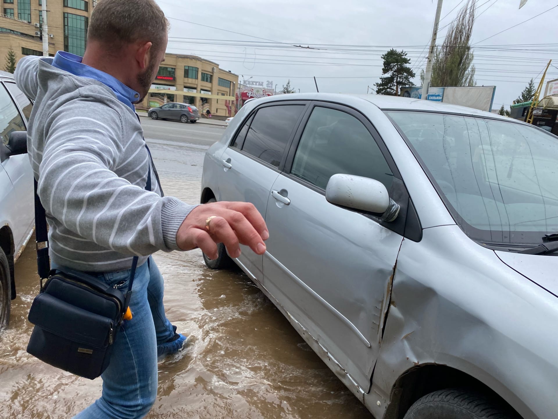 На потопе в центре Омска нашлось место для галантности коммунальщиков