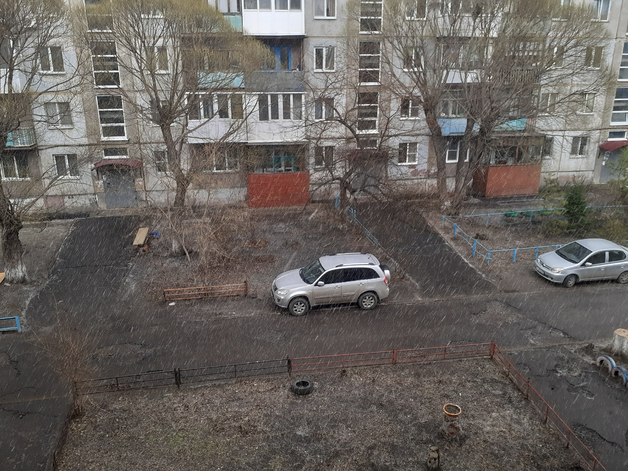 В Омске выпал дождевой град В Омске выпал дождевой град