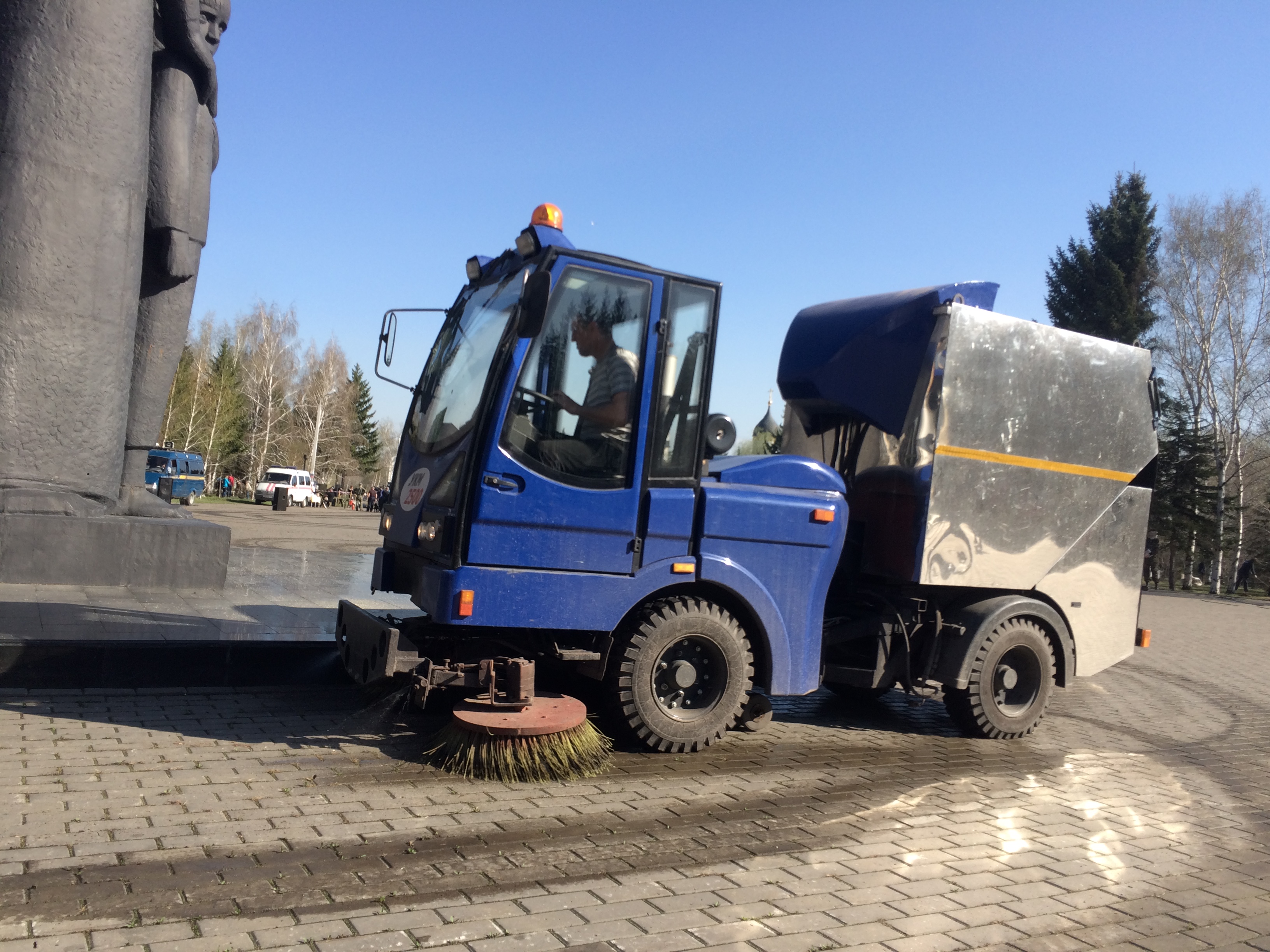Мэрия Омска купила за 5 млн долгожданный автопылесос для Чокана Валиханова Мэрия Омска купила за 5 млн долгожданный автопылесос для Чокана Валиханова