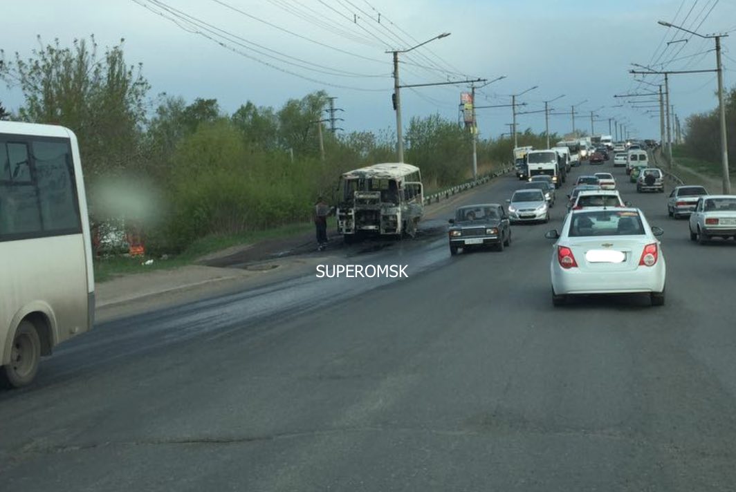 На дороге в Омске сгорел пассажирский автобус - фото На дороге в Омске сгорел пассажирский автобус - фото