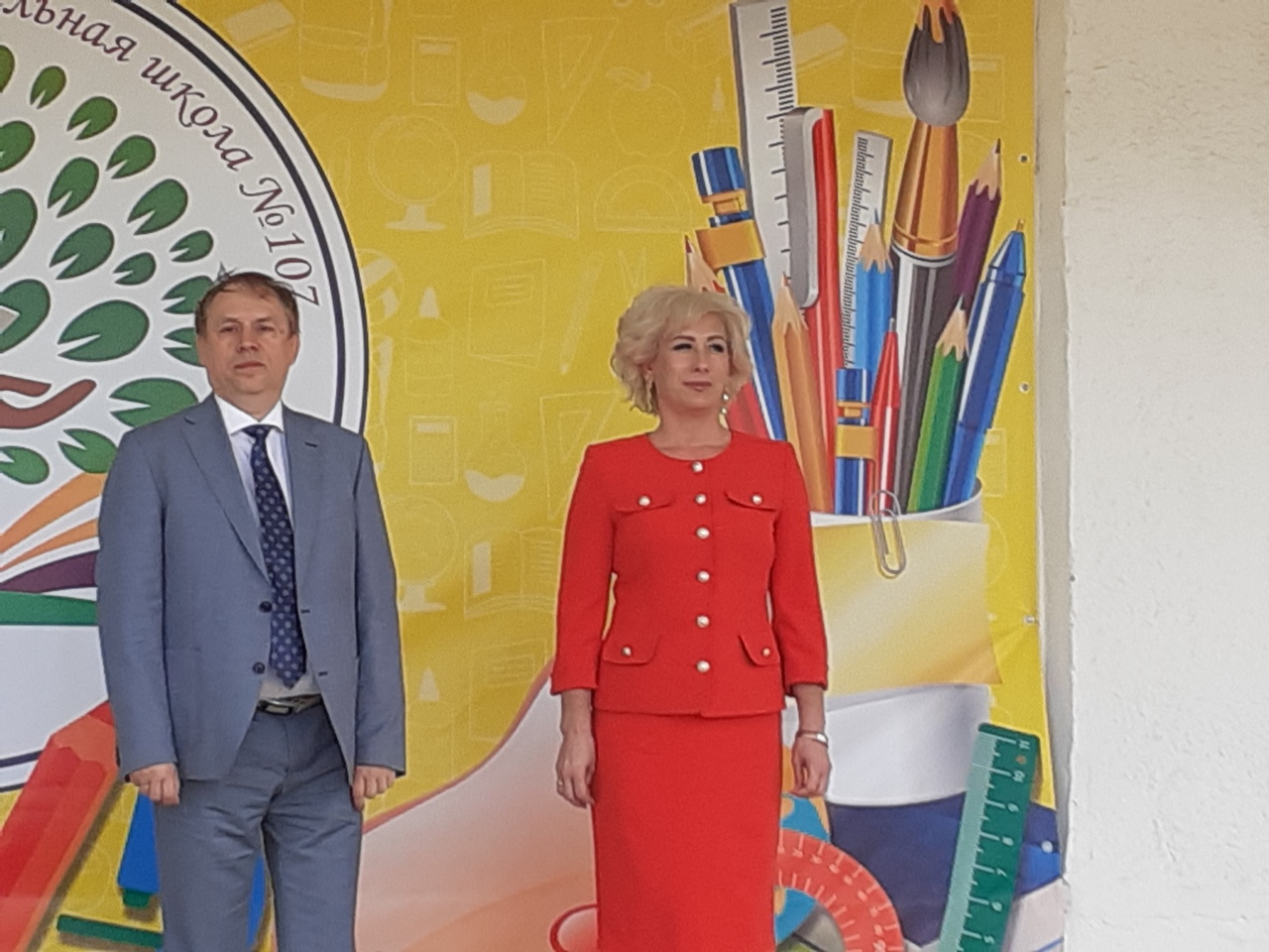 Депутаты горсовета Омска принимают участие в школьных линейках Депутаты горсовета Омска принимают участие в школьных линейках